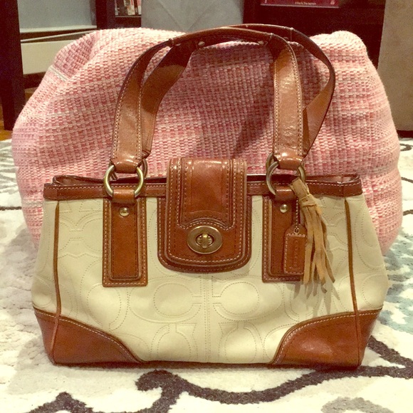 Coach Handbags - LIKE NEW• GORGEOUS COACH BAG